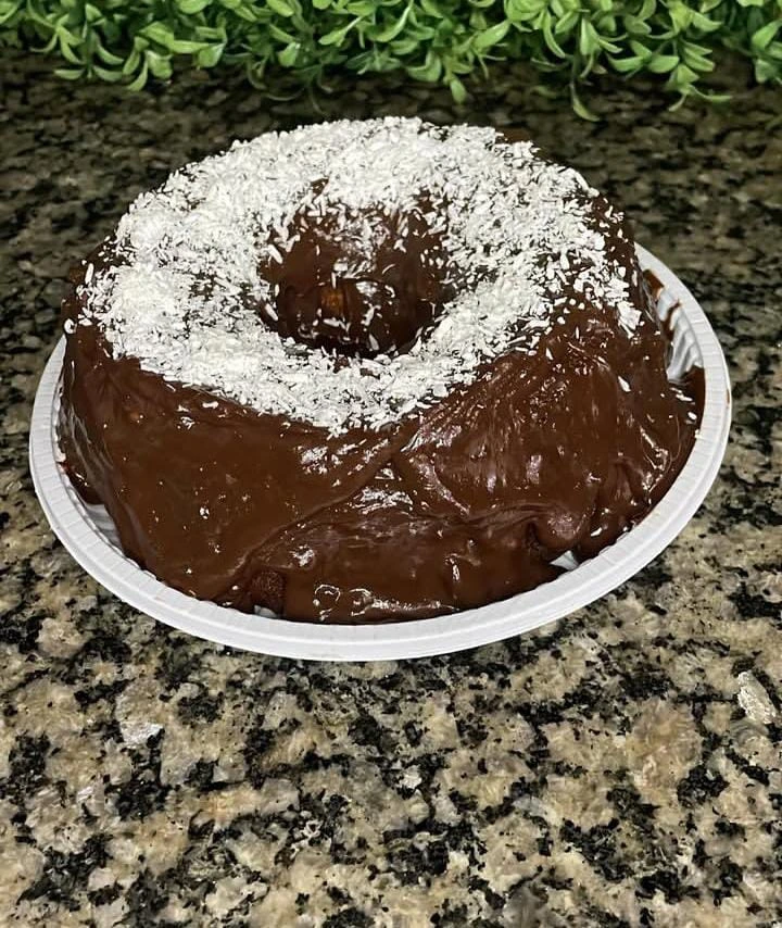 Bolo de chocolate com cobertura de chocolate e coco ralado